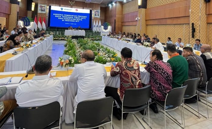 Gubernur di Menteri Investasi