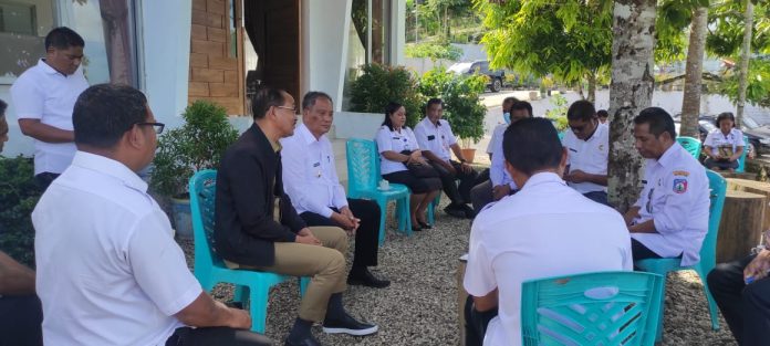 Bupati Sumba Tengah dan Wakil Rapat di Luar