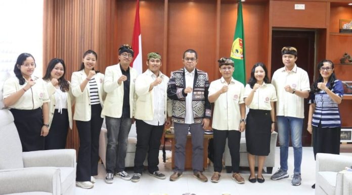 Gubernur dan Mahasiswa Hindu