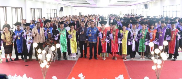 Gubernur dan Wisudawan
